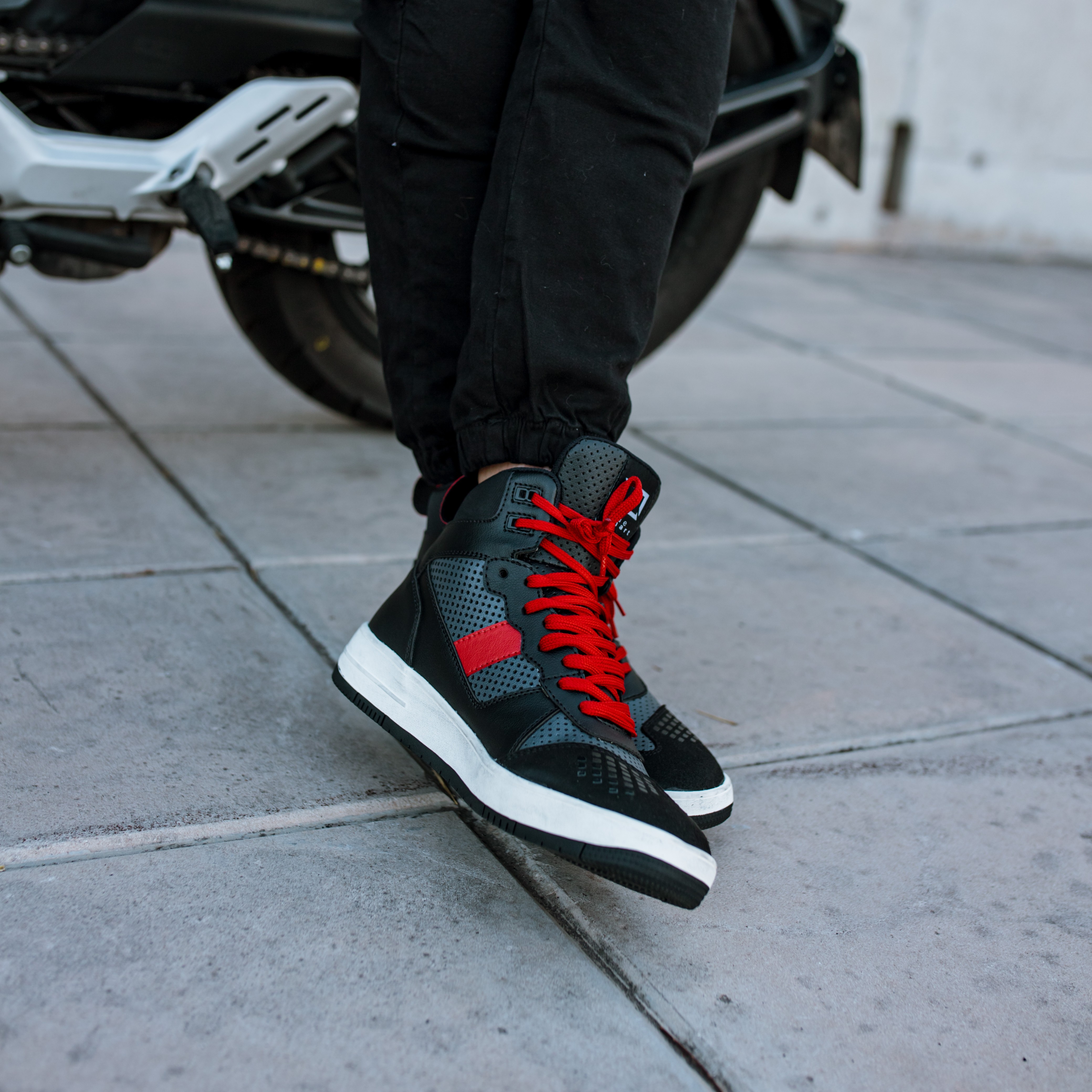 Sneaker NTO Commuter Hombre Negro / Rojo